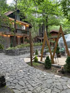 een stenen patio voor een huis bij Locanda Milia Etna in Ragalna