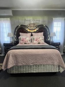 En eller flere senge i et værelse på Al-Pat + 20 billeder