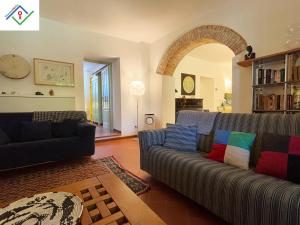 Posezení v ubytování Il Palazzaccio con Piscina a Lucca by TuscanyWeGo