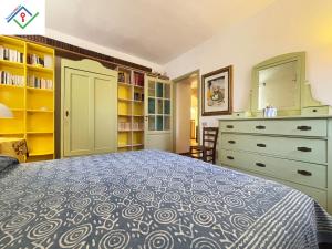 Postel nebo postele na pokoji v ubytování Il Palazzaccio con Piscina a Lucca by TuscanyWeGo + 36 fotografií