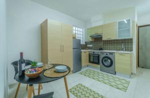 Dapur atau dapur kecil di Cosy studio with pool