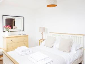 Postel nebo postele na pokoji v ubytování April Cottage