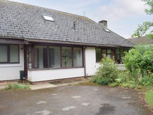 a white house with a lot of windows at Kuliguni in Ross on Wye