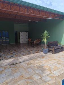 une terrasse avec une table et une plante en pot dans l'établissement Espaço Paulista lazer, à Monte Mor 37 autres photos