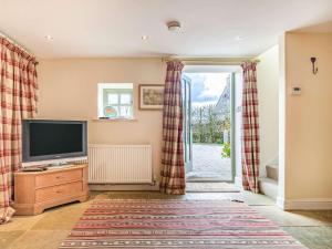 Televisyen dan/atau pusat hiburan di 1 Bed in Bradbourne PK796