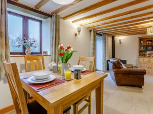 un comedor con una mesa de madera con flores. en 1 bed property in Hartland 86571, en Hartland