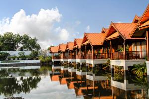 une rangée d'unités de complexe sur l'eau dans l'établissement Farmers Villa, à Mae Nam Beach