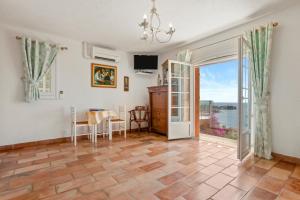 sala de estar con mesa y puerta de cristal en Studio Palmeraie, en Saint-Raphaël