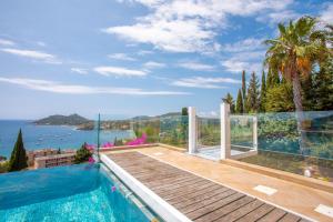 Villa con piscina y vistas al océano en Studio Palmeraie, en Saint-Raphaël