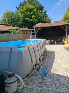 Una fila de tanques de agua junto a una piscina en la java, en Saint-Cyran-du-Jambot