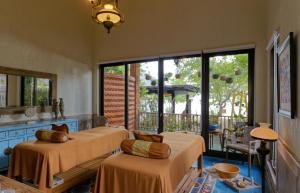 Postel nebo postele na pokoji v ubytování Plataran Komodo Resort & Spa - CHSE Certified
