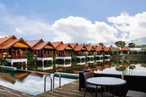 une rangée de maisons sur l'eau dans un complexe dans l'établissement Farmers Villa, à Mae Nam Beach