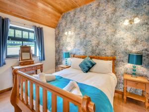 Postel nebo postele na pokoji v ubytování Viking Cottage - Uk36662