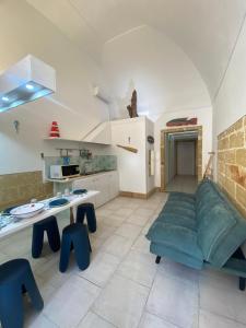 een woonkamer met een bank en een tafel bij La Casa dei Venti in Gallipoli