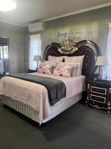 En eller flere senge i et værelse på Al-Pat