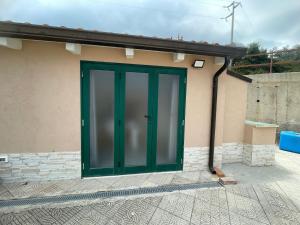 a green door on the side of a building at Casa vacanze Villa Marta in Porto San Giorgio