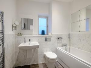 Ένα μπάνιο στο 4 Bed in Holt 79034 +15 φωτογραφίες