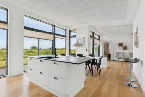 Cuina o zona de cuina de Sea View And Comfort In Architect-Designed Home