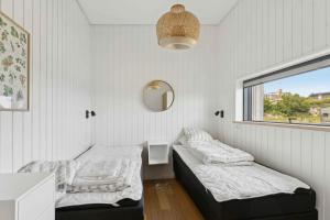 Llit o llits en una habitació de Sea View And Comfort In Architect-Designed Home