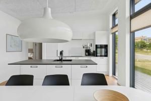 Cuina o zona de cuina de Sea View And Comfort In Architect-Designed Home