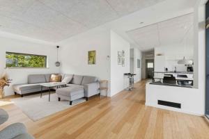 Cuina o zona de cuina de Sea View And Comfort In Architect-Designed Home