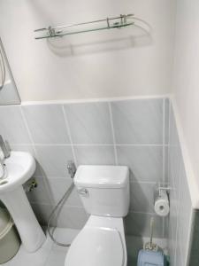 Ένα μπάνιο στο Peaceful Lapu-Lapu Getaway - Private Studio for Rent +18 φωτογραφίες