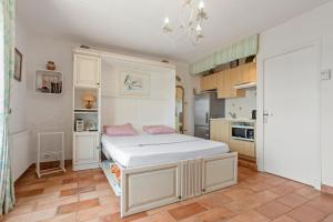 Un dormitorio con una cama grande en una habitación. en Studio Palmeraie, en Saint-Raphaël