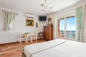 Un dormitorio con una cama y una mesa y una ventana. en Studio Palmeraie, en Saint-Raphaël 19 fotos más