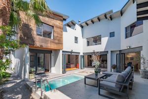 ケープタウンにあるFamily home in Tableview, close to Dolphin Beach.のプール付きの家の画像