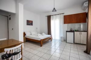 Postel nebo postele na pokoji v ubytování Galini Apartments