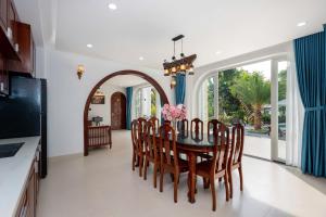 a kitchen and dining room with a table and chairs at Yubi Villa Private Swimming Pool 100m2 - Super Vip in Vung Tau