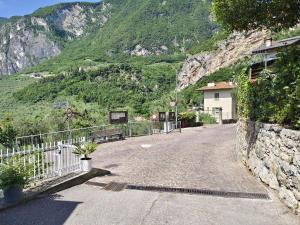 ulica z płotem i górą w obiekcie Casa alla cascata w mieście Riva del Garda
