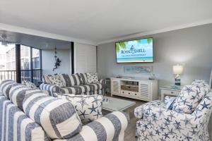 TV a/nebo společenská místnost v ubytování Soak in stunning Gulf views from Sundial N301, a stylishly updated third-floor condo on Sanibel