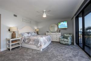Postel nebo postele na pokoji v ubytování Soak in stunning Gulf views from Sundial N301, a stylishly updated third-floor condo on Sanibel + 33 fotografií