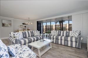 Posezení v ubytování Soak in stunning Gulf views from Sundial N301, a stylishly updated third-floor condo on Sanibel