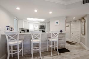 Kuchyň nebo kuchyňský kout v ubytování Soak in stunning Gulf views from Sundial N301, a stylishly updated third-floor condo on Sanibel