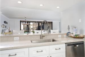 Kuchyň nebo kuchyňský kout v ubytování Soak in stunning Gulf views from Sundial N301, a stylishly updated third-floor condo on Sanibel