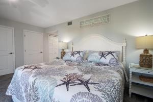 Postel nebo postele na pokoji v ubytování Soak in stunning Gulf views from Sundial N301, a stylishly updated third-floor condo on Sanibel