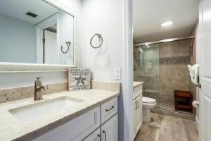 Koupelna v ubytování Soak in stunning Gulf views from Sundial N301, a stylishly updated third-floor condo on Sanibel