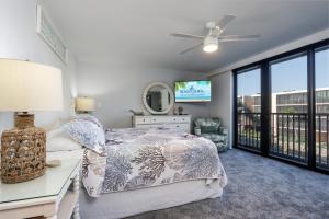 Postel nebo postele na pokoji v ubytování Soak in stunning Gulf views from Sundial N301, a stylishly updated third-floor condo on Sanibel