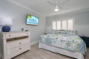 Postel nebo postele na pokoji v ubytování Soak in stunning Gulf views from Sundial N301, a stylishly updated third-floor condo on Sanibel
