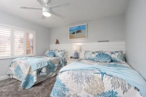 Postel nebo postele na pokoji v ubytování Soak in stunning Gulf views from Sundial N301, a stylishly updated third-floor condo on Sanibel