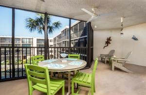 Balkón nebo terasa v ubytování Soak in stunning Gulf views from Sundial N301, a stylishly updated third-floor condo on Sanibel