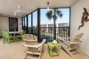 Balkón nebo terasa v ubytování Soak in stunning Gulf views from Sundial N301, a stylishly updated third-floor condo on Sanibel