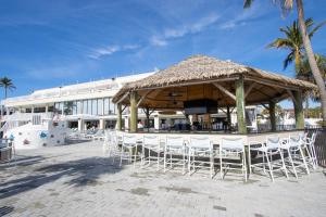 Restaurace v ubytování Soak in stunning Gulf views from Sundial N301, a stylishly updated third-floor condo on Sanibel