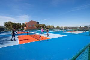 Tenis a/nebo squash v ubytování Soak in stunning Gulf views from Sundial N301, a stylishly updated third-floor condo on Sanibel nebo okolí