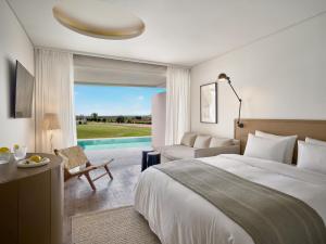 Кровать или кровати в номере Grecotel Astir Palace
