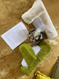 einen Haufen Handtücher und ein Buch auf dem Tisch in der Unterkunft Casa SanAndo Integrative Medicine Treat & ReTreat Center in Covas + 36 Fotos