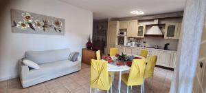 Кухня или мини-кухня в Casa Vacanza Peonia
