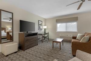 TV a/nebo společenská místnost v ubytování Best Western TimberRidge Inn
